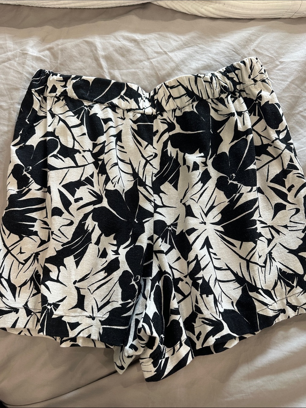 Michael Kors Black & White Floral Leaf Bermuda Shorts - Picture 5 of 7